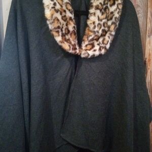 Chic Gray Cape with Faux Fur Collar